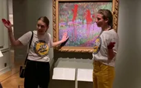 Bôi sơn đỏ lên tác phẩm của danh họa Monet tại bảo tàng Stockholm