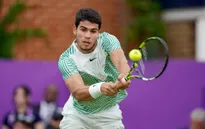 Carlos Alcaraz nhọc nhằn vào vòng 2 Queen's Club Championship