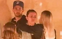 Selena Gomez lộ vẻ khó chịu sau bữa tối cùng bạn bè
