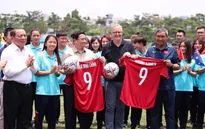 Thủ tướng Phạm Minh Chính cùng Thủ tướng Australia Anthony Albanese nhận áo đấu của ĐT nữ Việt Nam