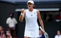 Iga Swiatek ngược dòng vào tứ kết Wimbledon 2023