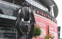 Arsenal ra mắt tượng HLV Wenger tại sân Emirates