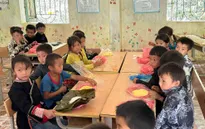 Nhói lòng những bữa cơm trưa chỉ có cơm trắng đựng trong túi bóng