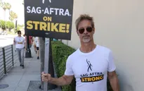 Từ Brad Pitt đến Jane Fonda: Sao Hollywood xuống đường ủng hộ cuộc đình công của diễn viên