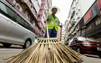 Người lao động Hong Kong (Trung Quốc) chật vật dưới nắng nóng
