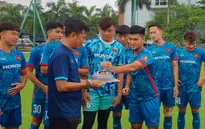U23 Việt Nam tổ chức sinh nhật cho HLV Hoàng Anh Tuấn ngay trên sân tập