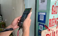 Dán đè mã QR giả mạo tại các cửa hàng để chiếm đoạt tiền