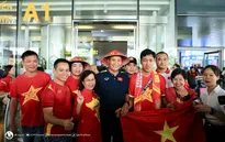 Đội tuyển nữ Việt Nam trở về trong sự chào đón của người hâm mộ