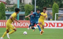 Các cầu thủ U23 Việt Nam nỗ lực thể hiện khả năng trong trận đấu tập với U21 Hà Nội