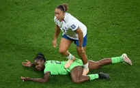 Đạp vào người đối thủ, sao nữ ĐT Anh đối diện án phạt nặng từ FIFA
