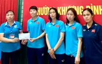ĐT nữ Việt Nam sẻ chia với gia đình các nạn nhân vụ cháy chung cư mini