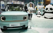 Người trẻ chuộng thuê xe điện đi du lịch ở Trung Quốc