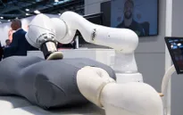 CES 2024: Cánh tay robot tích hợp AI có chức năng xoa bóp