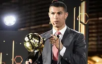 Ronaldo lập cú đúp giải thưởng cá nhân