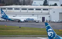 Vụ Boeing 737 MAX 9 bung cửa: Tìm thấy cánh cửa bị bung, Indonesia tạm dừng bay dòng máy bay này