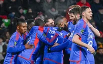 Lyon ngược dòng thắng kịch tính Metz