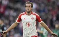 Harry Kane cân bằng kỷ lục của Luca Toni