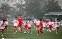 Các tuyển thủ giao lưu cùng các em nhỏ làng Trẻ Em SOS Việt Nam