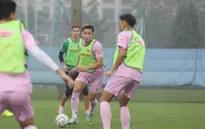 Hậu vệ Việt Anh trở lại tập luyện, ĐT Việt Nam làm quen với bóng thi đấu trận lượt đi gặp Indonesia