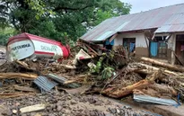 Indonesia di dời hàng nghìn dân do vỡ đập gây lũ lớn