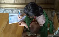 Những đôi chân trần cõng em băng núi đồi đi tìm con chữ