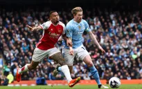Man City chia điểm Arsenal tại Etihad, Liverpool lên ngôi đầu Ngoại hạng Anh