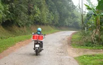 Vượt đường xa đưa cơm cho trò