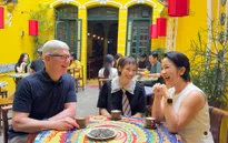 CEO Apple Tim Cook gặp ca sỹ Mỹ Linh, thưởng thức cà phê trứng ở Hà Nội
