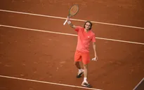 Stefanos Tsitsipas vào tứ kết Barcelona mở rộng