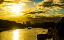 Pháp nỗ lực làm sạch sông Seine trước thềm Olympic Paris 2024