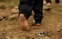 Cô địu trò vượt núi đến trường
