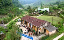 Cô giáo một mình băng rừng đi dạy chữ