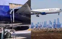 Máy bay Boeing bung máng trượt thoát hiểm trên không