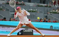 Iga Swiatek thắng chóng vánh, Stefanos Tsitsipas bất ngờ bị loại