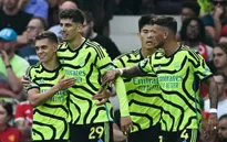 Arsenal tạm trở lại với ngôi đầu Ngoại hạng Anh