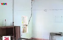 Nhiều nhà dân ven sông Hồng bị lún nứt