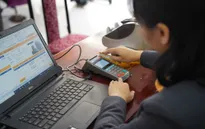 Đẩy mạnh chi trả lương hưu qua tài khoản