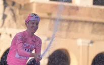 Vô địch giải xe đạp Giro D'Italia, Tadej Pogacar tạo nên kỉ lục mới