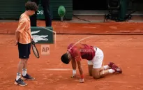Novak Djokovic vất vả ngược dòng vào tứ kết Pháp mở rộng