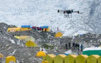 Đưa đồ tiếp tế bằng máy bay không người lái lên đỉnh Everest