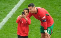 Cristiano Ronaldo ‘may mắn’ không gặp nguy hiểm sau khi bị người hâm mộ xin chụp ảnh