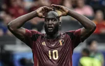 Tuyển Bỉ an ủi Lukaku sau lần thứ 3 bị VAR từ chối bàn thắng