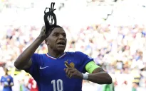 Kylian Mbappé cảm thấy như đang chơi game thực tế ảo khi đeo mặt nạ tại Euro 2024