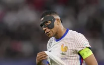Kolo Muani bảo vệ Mbappé