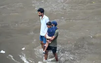 Mưa lớn gây ngập lụt nghiêm trọng ở thủ đô tài chính Mumbai, Ấn Độ