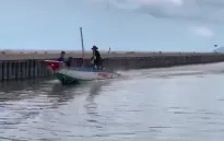 Ngang nhiên ngăn chặn, đánh trọng thương người dân khai thác bãi bồi