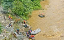 Tìm thấy thi thể nạn nhân đầu tiên trong vụ lở đất cuốn trôi xe bus ở Nepal