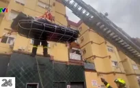 Lính cứu hỏa Tây Ban Nha “chật vật” giải cứu người đàn ông 300 kg