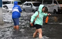 Đường phố Philippines ngập lụt do bão Gaemi