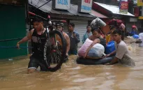 Bão Gaemi mang mưa lớn gây ngập lụt ở Manila (Philippines), hàng loạt chuyến bay bị hủy